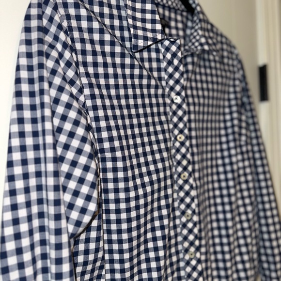 Talbots Women's Navy and White Checkered Button Down Shirt sz Medium - Picture 3 of 7